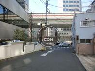 正面は甲州街道です