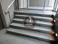 入口前には小さな階段がございます