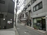 大通りから少し外れた閑静なオフィス街です