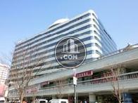 ぐるりと窓で囲まれた建物