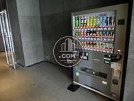 玄関を入ると自動販売機があります