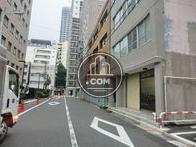 前面は警察署です