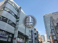 店舗の多い、一ツ木通り沿いです