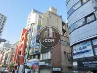 周辺は店舗が多いです