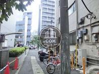 隣接する脇道奥からの見え方