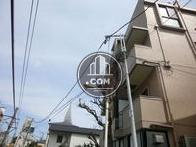 閑静な雰囲気の町並みに建っています