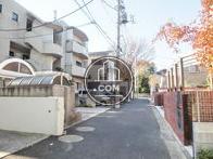 住宅街に望めます