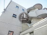 地上から見上げた外観