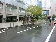 正面玄関側の道路を撮影