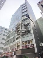 ガラスとシルバーで組まれた外壁