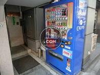入口に自動販売機があります