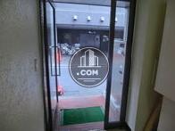 ガラス張りで外部からの光が入る玄関です