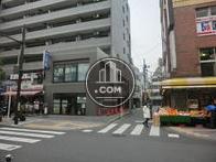 物件南側道路です。正面玄関があります