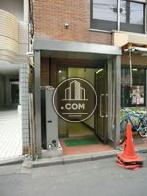 ２方向道路の角地で、南側に玄関があります
