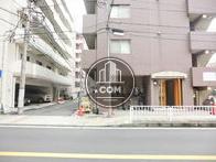 隣にはマンションがあり、脇道があります
