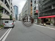 大きなオフィスビルが立ち並んだ通りです