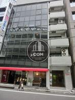 ガラス張りの綺麗な建物です