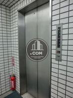 エントランス奥にエレベーターがございます