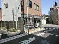 入口は坂道沿いです