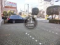 建物前面は平置き駐車場です