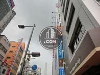 袖看板は2面通りの両方に付いています