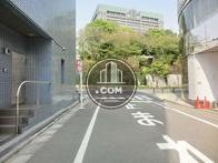 正面は靖国通りです