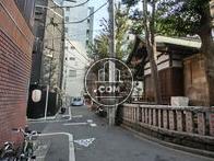 神社に面しており、独特な雰囲気の中に建っています