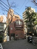 赤いレンガ調のデザインがレトロでお洒落です