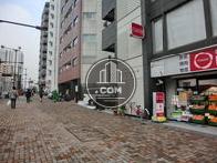 広めの歩道が前面に広がります