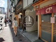 店舗にはさまれ、中央部分が入口となります