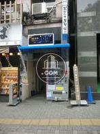 玄関前は人通りが多いです