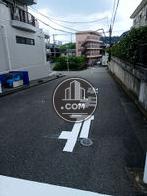 建物沿いの道