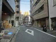 側面は非常に人通りが少なく、落ち着いています