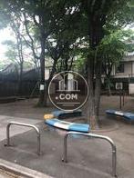 目の前には公園がございます。