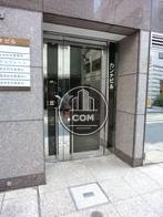 ビルのサインが入った入口