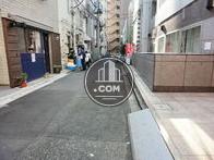 入口前の歩道です