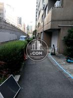 建物前の歩道