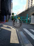 建物前の歩道