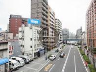 前面の大通りを歩道橋から撮影