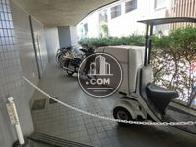 エントランス脇に駐輪・バイク置場があります