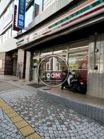 隣のビルにコンビニ