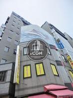 隣接するビルを囲うように立地しています