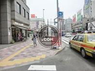 駅前ロータリーに位置していますので、人の往来が激しい場所です