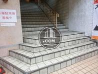 ２階へ向かう外階段の様子