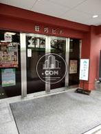 ガラス面の多い玄関ドアです