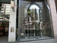 青山通り側の正面は間口は狭いです