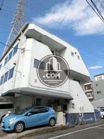 左右に走るスリットが施された壁面