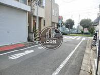 玄関前の通りです