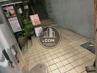 広々とした正面玄関です