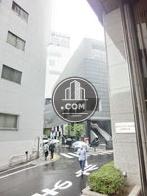 自動ドア出て正面右側が渋谷ヒカリエにぬける路地です